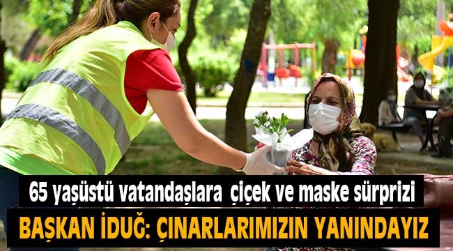 Bornova'da 65 yaşüstü vatandaşlara çiçek ve maske sürprizi 