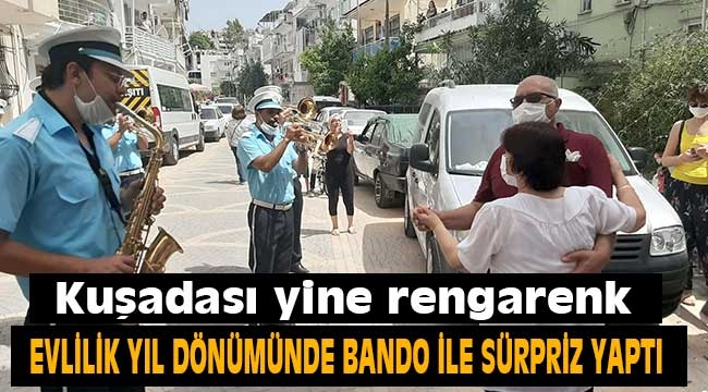 Evlilik yıl dönümünde bando ile sürpriz yaptı 