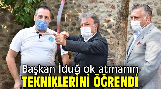 Başkan İduğ'a 'ok' hediyesi