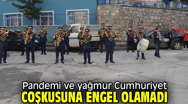 Pandemi ve yağmur Cumhuriyet coşkusuna engel olamadı