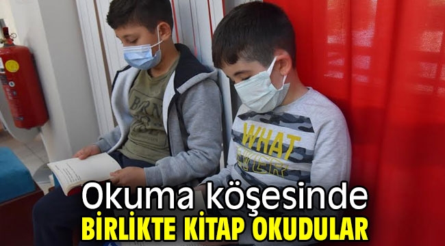 Okuma köşesinde birlikte kitap okudular