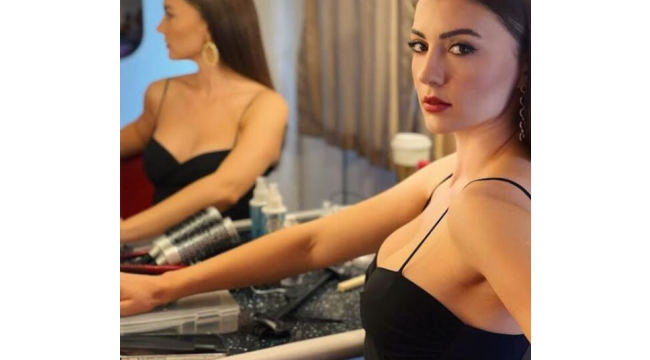 Burcu Özberk'ten derin göğüs dekolteli karavan pozu!