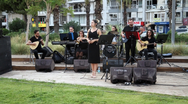 Karşıyaka'da açık havada müzik şöleni başladı