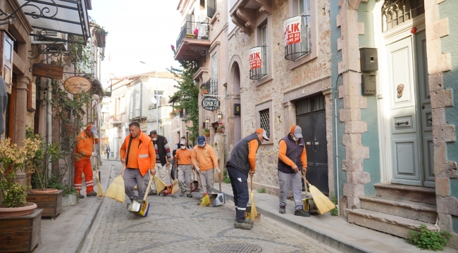 Ayvalık'ta temizlik ordusu görevde!