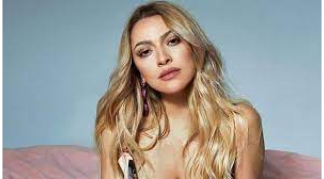 Hadise'den derin yırtmaçlı dans! 