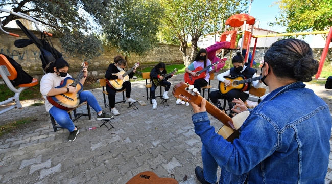 Köy çocukları müzikle hayallerine kavuştu