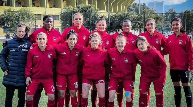 Konak Belediyespor Kadın Futbol Takımı tam gaz