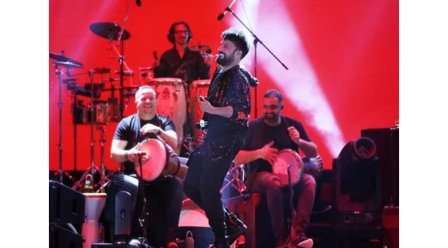 Geççek şarkısıyla olay olan Tarkan'ın YouTube performansı! 