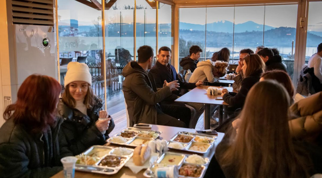 Kuşadası Belediyesi sofrasını öğrencilerle paylaşıyor