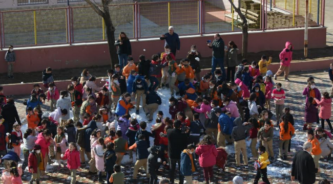 Ödemiş Belediyesi'nden çocuklara kar sürprizi  