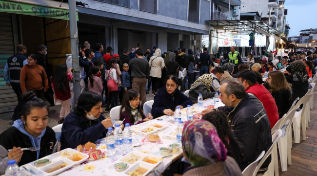 Başkan Kılıç vatandaşlara iftar yemeği dağıttı