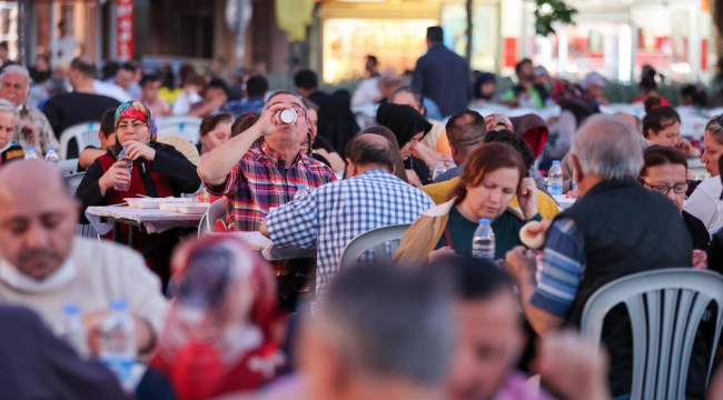 Bucalılar Kadir Gecesi'nde iftarda bir araya geldi