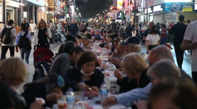 Karşıyaka'da 5 bin kişilik iftar yemeği