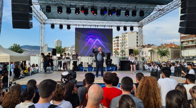 İzmir Uluslararası Gençlik ve Dans Festivali renkli görüntülere sahne oldu