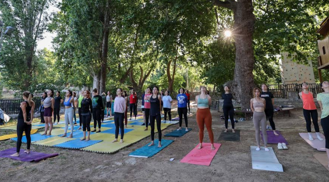 50 genç kadın yoga kampında buluştu