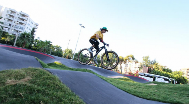 İzmir'in ilk ve tek pump track bisiklet parkuru Yalı Mahallesi'nde