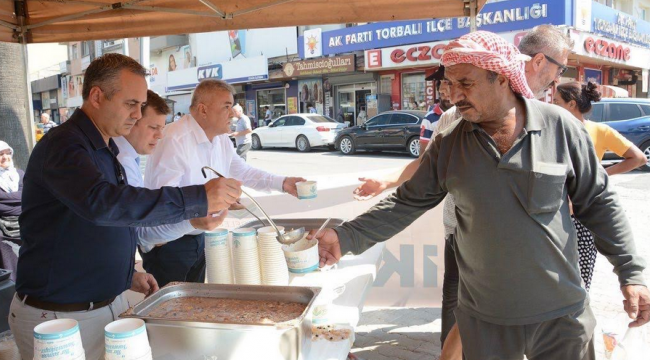 Başkan Tekin ilçe sakinlerine aşure dağıttı