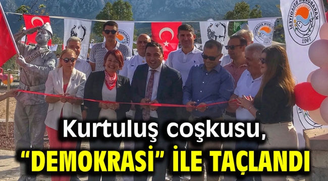 Kurtuluş coşkusu, "Demokrasi" ile taçlandı