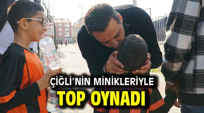 Çiğli'nin minikleriyle top oynadı…