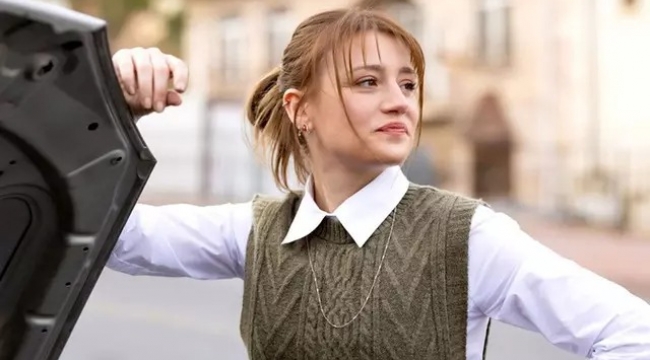 Gizem Karaca'nın Moskova tarzı! Kısa saçları ve siyah elbisesiyle dikkat çekti