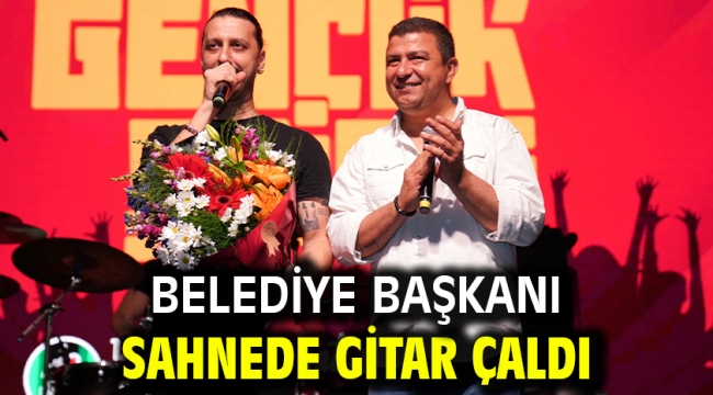 Belediye başkanı sahnede gitar çaldı