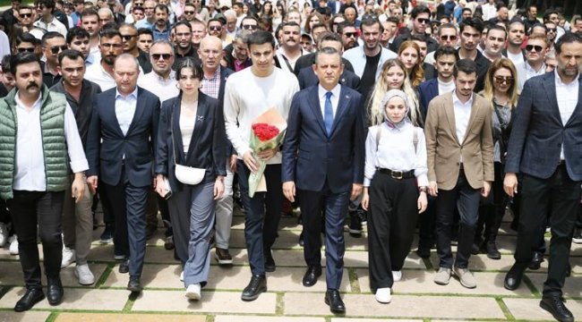 Özel'den Ata'ya iktidar sözü... Gençlerle Anıtkabir'e