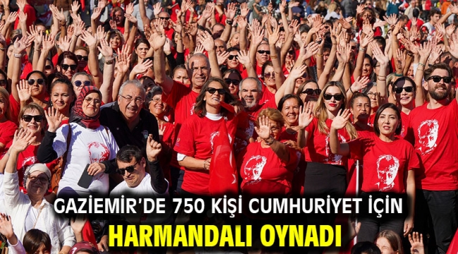 Gaziemir'de 750 kişi Cumhuriyet için harmandalı oynadı