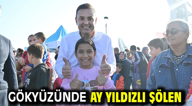 Gökyüzünde ay yıldızlı şölen