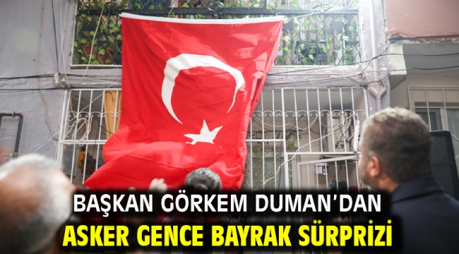 Başkan Görkem Duman'dan asker gence bayrak sürprizi