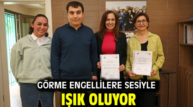 Görme engellilere sesiyle ışık oluyor