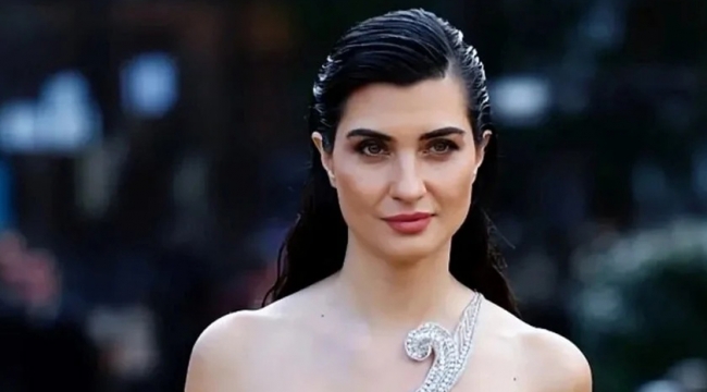 Tuba Büyüküstün, Paris Moda Haftası'na damga vurdu