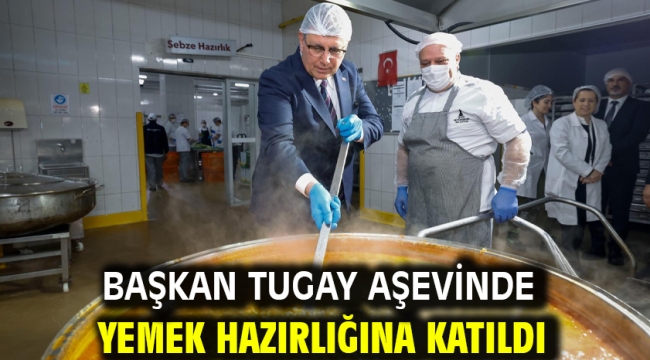 Başkan Tugay aşevinde yemek hazırlığına katıldı