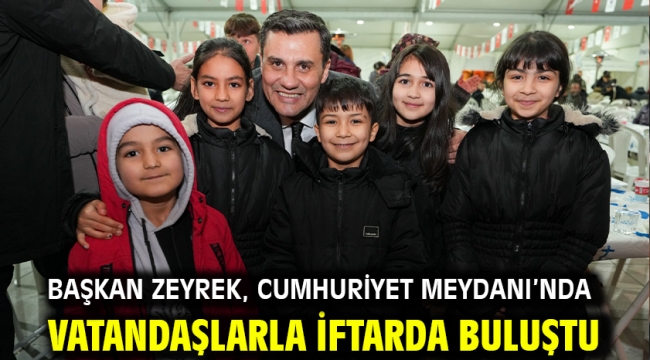 Başkan Zeyrek, Cumhuriyet Meydanı'nda Vatandaşlarla İftarda Buluştu